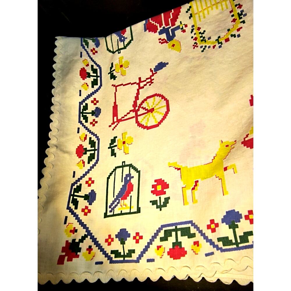 1625.  Tablecloth Cotton Patterned with Ric Rac Trim - Picture 3 of 6